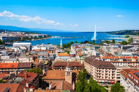 Vue panoramique sur la rade de Genève et le Jet d'eau - École de thérapie complémentaire Equilibre Formation