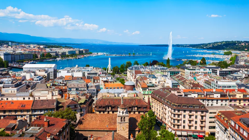 Vue panoramique sur la rade de Genève et le Jet d'eau - École de thérapie complémentaire Equilibre Formation