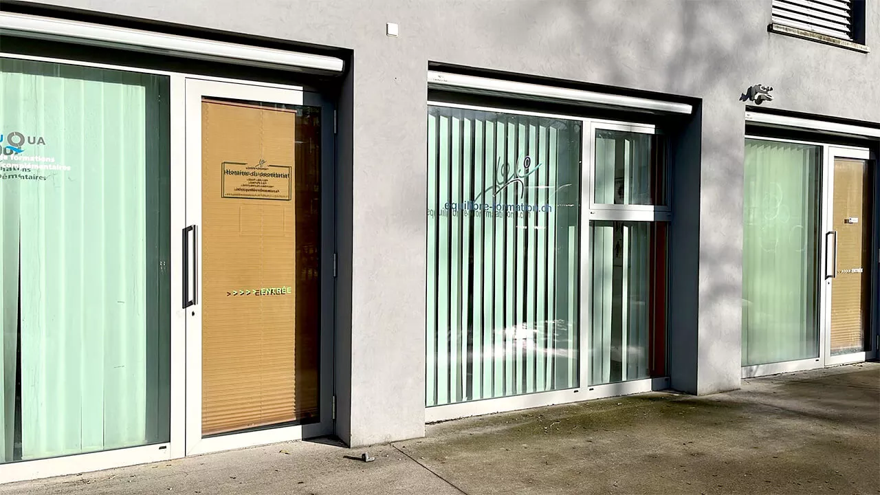 Vue extérieure des locaux de l'école Equilibre Formation à Confignon, centre de formation spécialisé en thérapies complémentaires dans le canton de Genève.