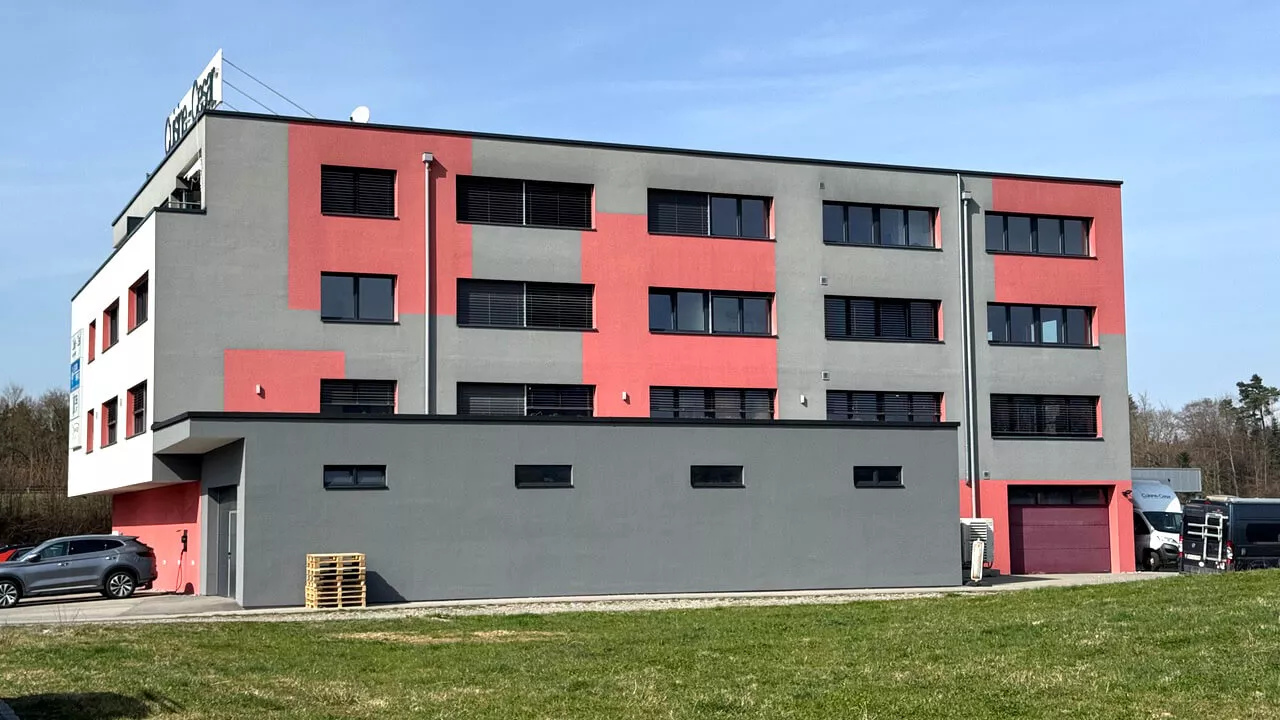 Vue extérieure des locaux de l'école Equilibre Formation à Rossens, centre de formation spécialisé en thérapies complémentaires dans le canton de Fribourg.